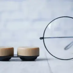 Pudełko na soczewki i okulary. Promień krzywizny soczewki okularowej jest widoczny na tle.
