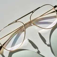 Eleganckie okulary w złotej oprawce. Gdy coś jest nie tak, pamiętaj o reklamacji okularów i prawach konsumenta.