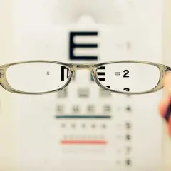 Okulary z korekcją astygmatyzmu cylinder -0,5 poprawiają ostrość widzenia na tablicy Snellena.