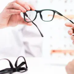Dofinansowanie do okularów NFZ? Optyk prezentuje nowe okulary.