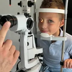 Chłopiec u okulisty, badanie wzroku. Czy nowe okulary spowodują pogorszenie wzroku?