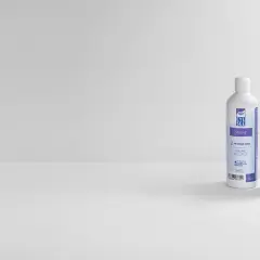 Dwie butelki płynu do soczewek: jedna z napisem "EYE SEE SALINE SOLUTION", druga "LENS PLUS OcuPure".