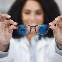 Okulista prezentuje okulary, porównując szkła relaksacyjne a progresywne.