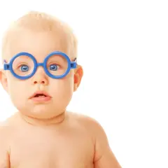 Niebieskie okulary na twarzy niemowlaka, jego oczy zdają się uciekać przy zmęczeniu, jakby szukał chwili wytchnienia.