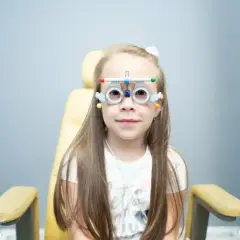 Dziewczynka w okularach próbnych u okulisty. Czy to największa wada wzroku?