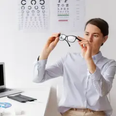 Okulista sprawdza okulary. Tutaj dowiesz się, gdzie zrealizować receptę na okulary.