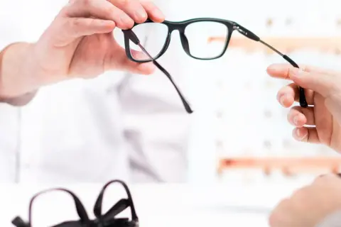 Dofinansowanie do okularów NFZ? Optyk prezentuje nowe okulary.