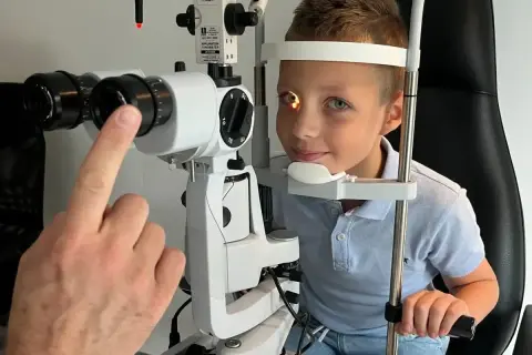 Chłopiec u okulisty, badanie wzroku. Czy nowe okulary spowodują pogorszenie wzroku?