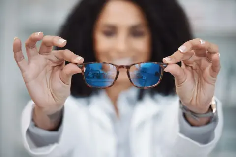 Okulista prezentuje okulary, porównując szkła relaksacyjne a progresywne.