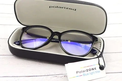 Okulary blokujące niebieskie światło w etui. Czy warto zainwestować w ochronę oczu przed ekranem?