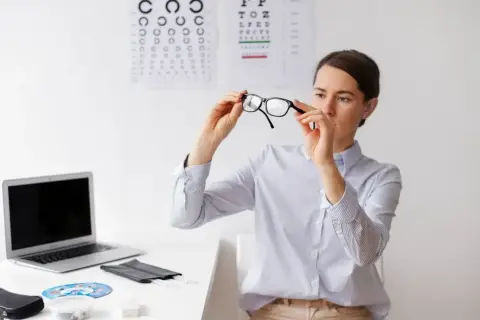Okulista sprawdza okulary. Tutaj dowiesz się, gdzie zrealizować receptę na okulary.
