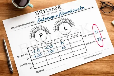 Recepta okularowa Katarzyny Nowakowskiej. Wskazuje parametry soczewek, w tym "Oś" (75 i 45 stopni), co jest kluczowe dla prawidłowego ustawienia okularów.