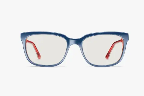 Eleganckie okulary korekcyjne w granatowej oprawce z czerwonymi zausznikami. Niebieskie szkła w okularach korekcyjnych zapewniają komfort widzenia.