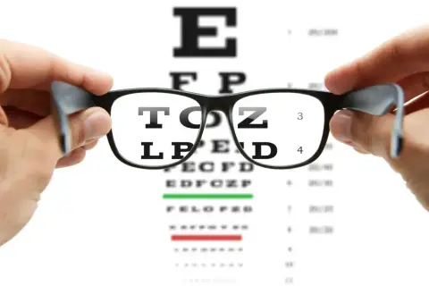 Okulary korygujące krótkowzroczność. Czy krótkowzroczność to plusy czy minusy? Test wzroku.