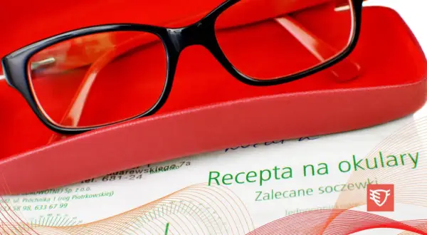 Okulary w etui, obok dokument z nagłówkiem "Recepta na okulary".