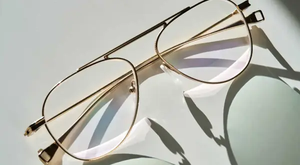 Eleganckie okulary w złotej oprawce. Gdy coś jest nie tak, pamiętaj o reklamacji okularów i prawach konsumenta.