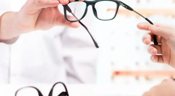 Dofinansowanie do okularów NFZ? Optyk prezentuje nowe okulary.