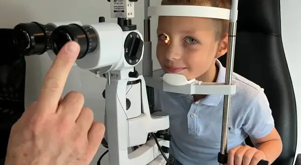 Chłopiec u okulisty, badanie wzroku. Czy nowe okulary spowodują pogorszenie wzroku?