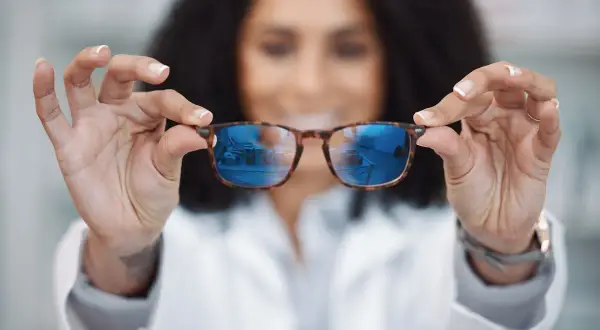 Okulista prezentuje okulary, porównując szkła relaksacyjne a progresywne.