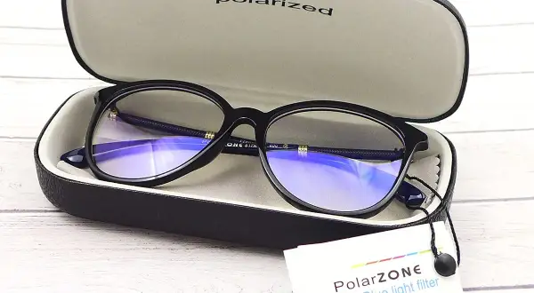 Okulary blokujące niebieskie światło w etui. Czy warto zainwestować w ochronę oczu przed ekranem?