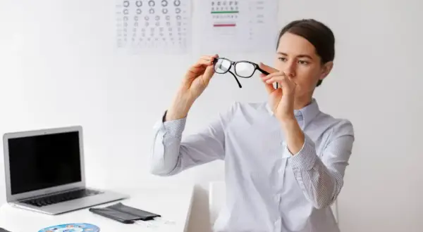 Okulista sprawdza okulary. Tutaj dowiesz się, gdzie zrealizować receptę na okulary.
