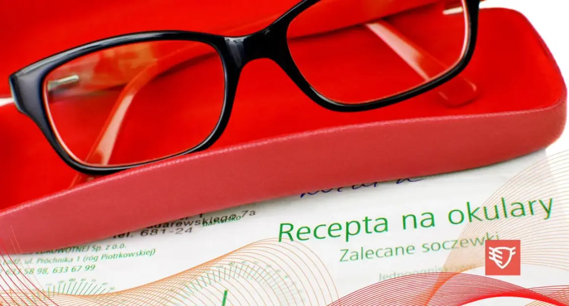 Okulary w etui, obok dokument z nagłówkiem "Recepta na okulary".