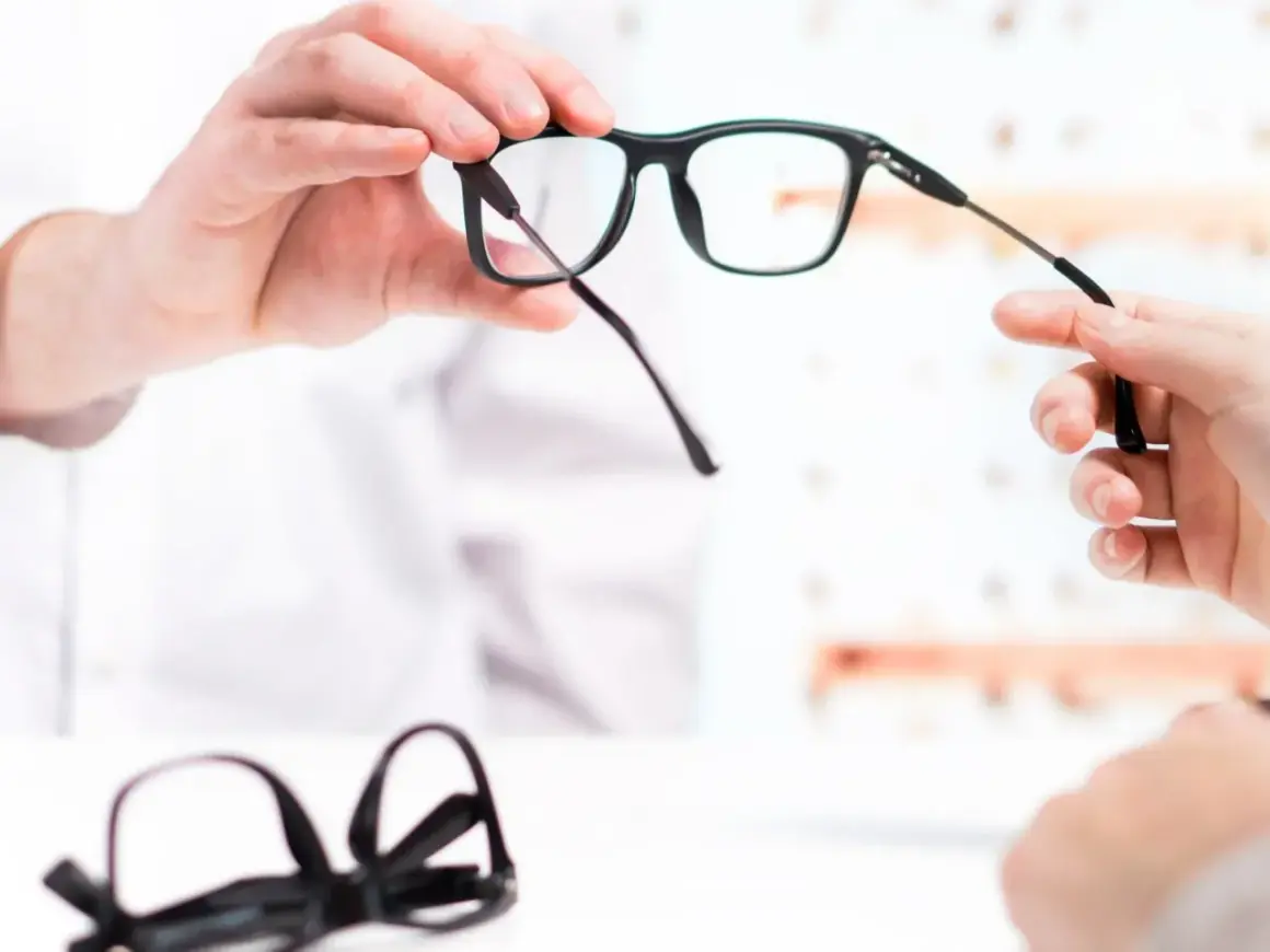 Dofinansowanie do okularów NFZ? Optyk prezentuje nowe okulary.