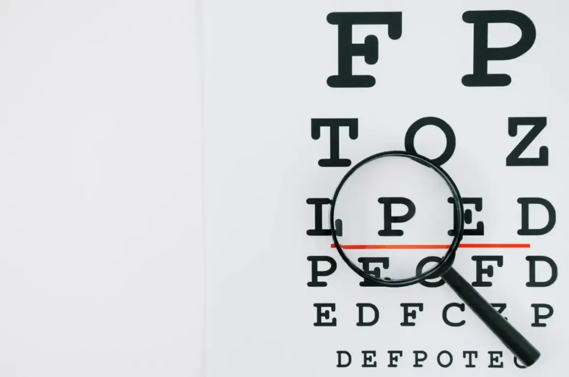 Tablica optometryczna z lupą, badanie wzroku ujawnia astygmatyzm nieregularny.