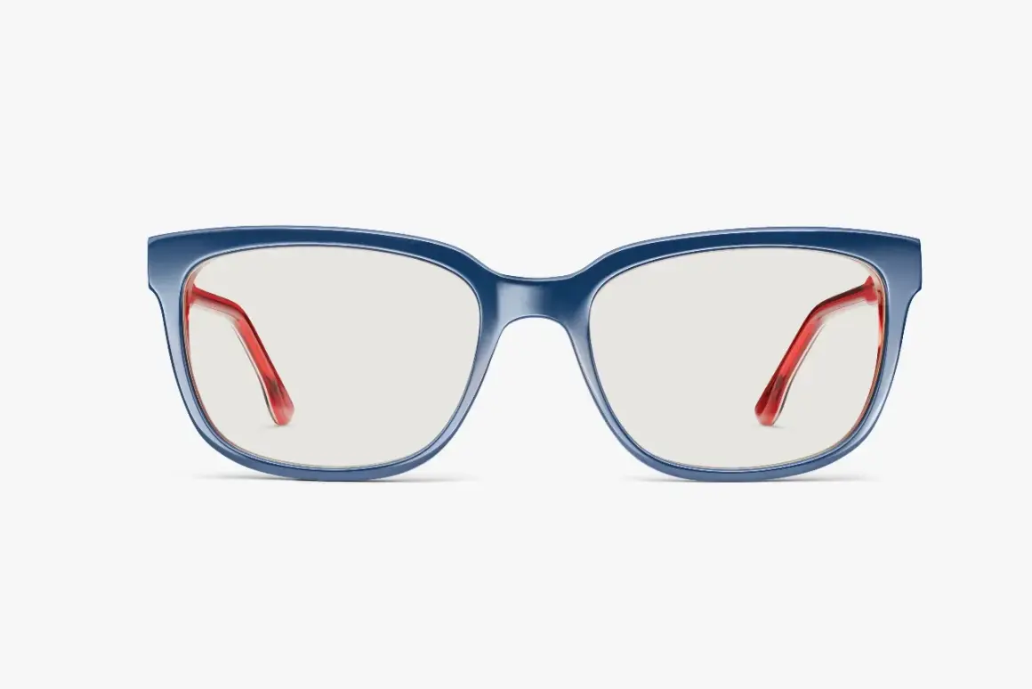 Eleganckie okulary korekcyjne w granatowej oprawce z czerwonymi zausznikami. Niebieskie szkła w okularach korekcyjnych zapewniają komfort widzenia.