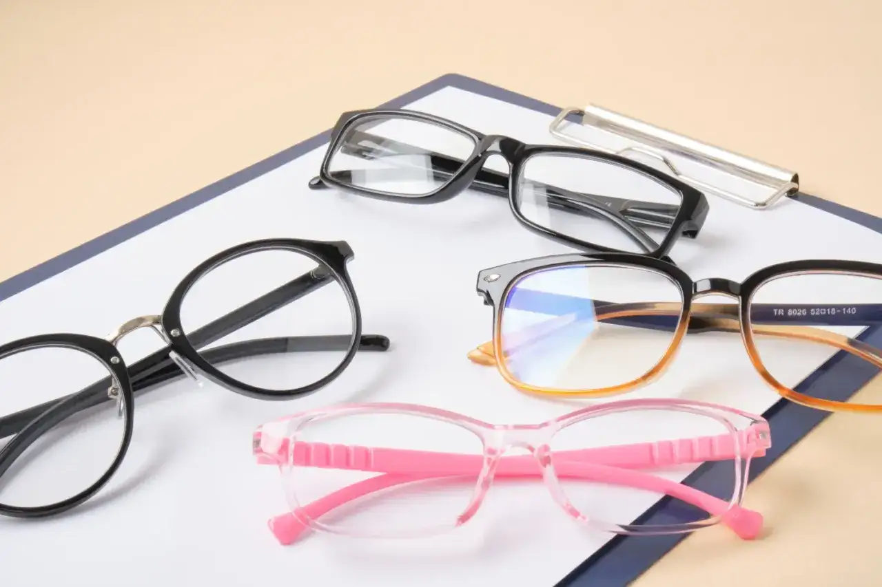Różne okulary leżą na kartce. Zastanawiasz się, gdzie zrealizować receptę na okulary?