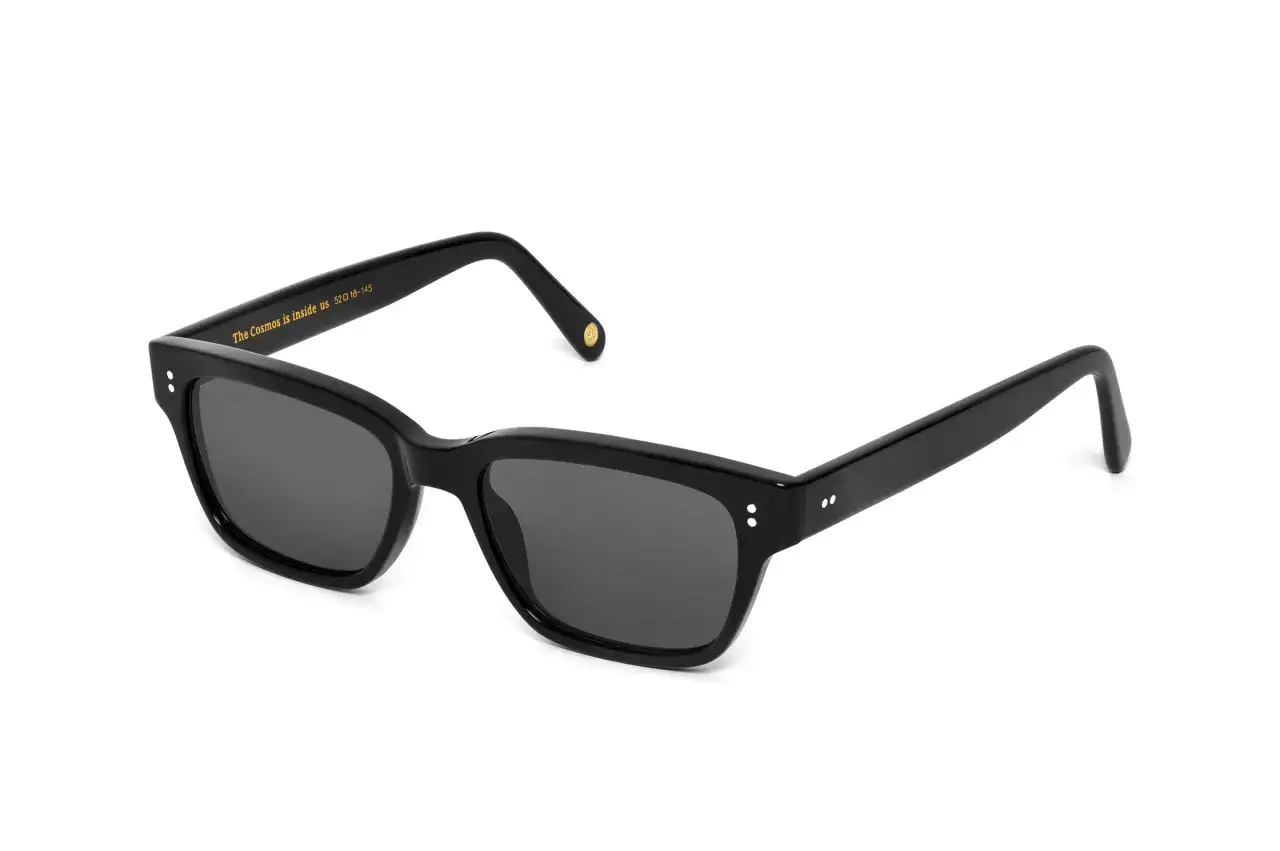 Eleganckie, czarne okulary fotochromowe z szarymi soczewkami. Idealne na każdą pogodę.