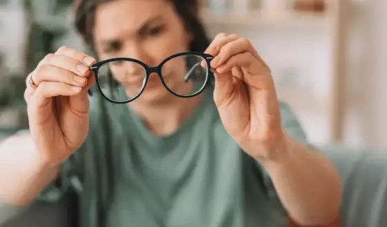 Czy przy wadzie 0,75 trzeba nosić okulary?