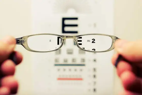 Cylinder -0,5 - czy trzeba nosić okulary?