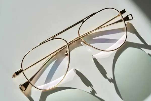 Eleganckie okulary w złotej oprawce. Gdy coś jest nie tak, pamiętaj o reklamacji okularów i prawach konsumenta.