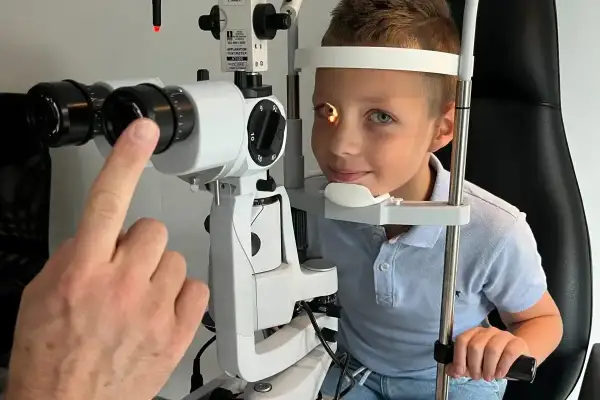 Chłopiec u okulisty, badanie wzroku. Czy nowe okulary spowodują pogorszenie wzroku?